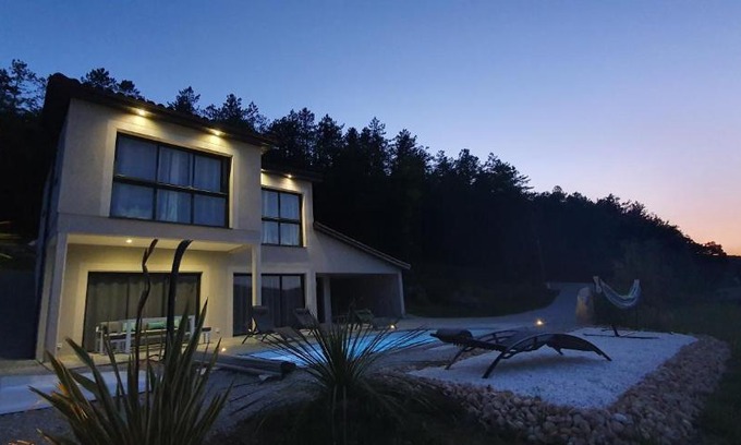 Concores Villa | Oceanfront Gîtes Veyrières - 4-Star Guest Rated Experience