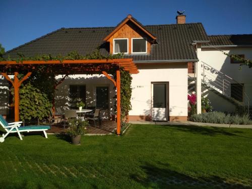 Tiszaug Apartment | Family-Friendly Retreat at Gólya Vendégház – 9.9/10 Rated