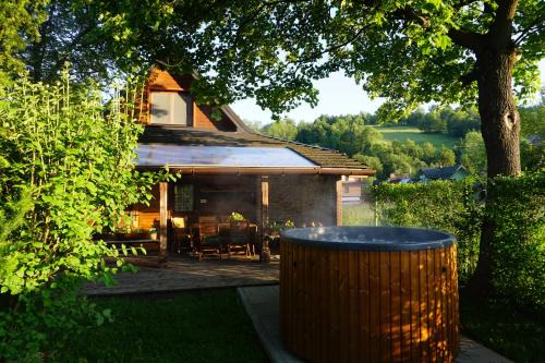 Nowy Targ Ski Chalet | Historic Góralska Chata: Pet-Friendly Retreat with High Ratings