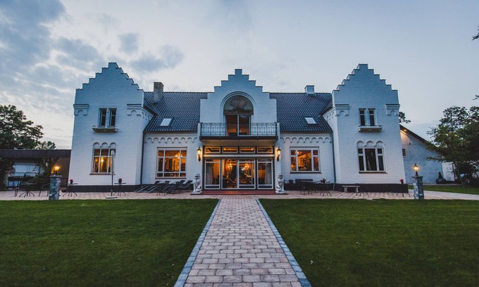 Gording Bed & Breakfast | Gørdinglund Herregård B&B: Poolside Retreat with Breakfast