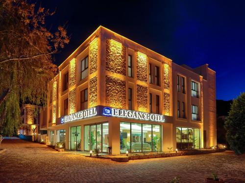 Gulluk Hotel | Güllük Elegance Otel: Oceanfront Bliss with Pool Access