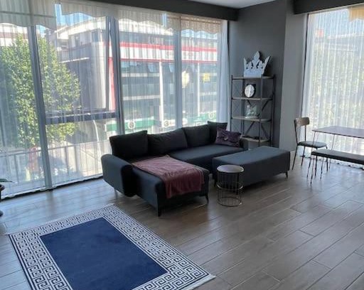 Bagcilar Apartment | Güneşli Rezidans: Centrally Located Pet-Friendly Retreat