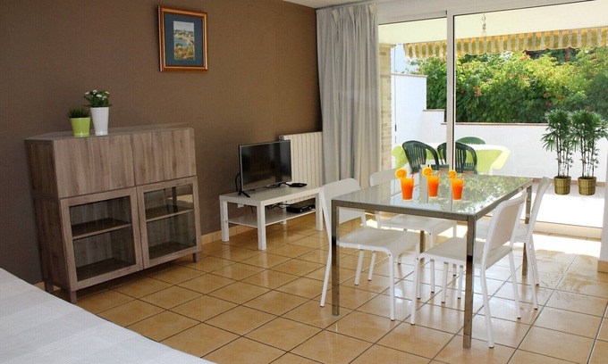Palamos House | G13-House: Beachfront Escape with Spa & Family-Friendly Amenities