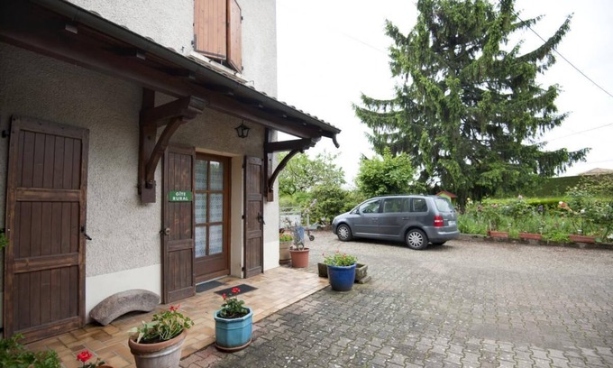 Tramoyes House | Tramoyes Gîte: Family-Friendly Stay with Breakfast Included