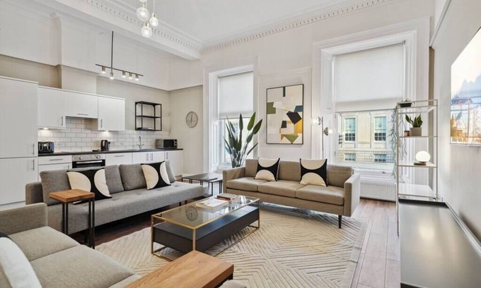City Centre Glasgow Apartment | Pet-Friendly Grand 1 Bed Blythswood Apartment Awaits You