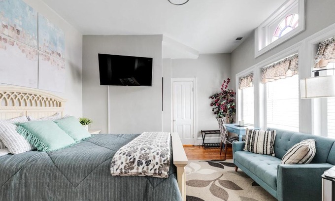 Fan District House | Prime Location Hotel Near Museums with Free Parking