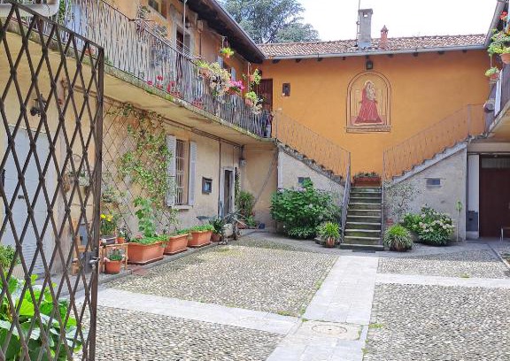 Albate Apartment | Gabbinoholidayhome: Cozy Apartment in Picturesque Setting