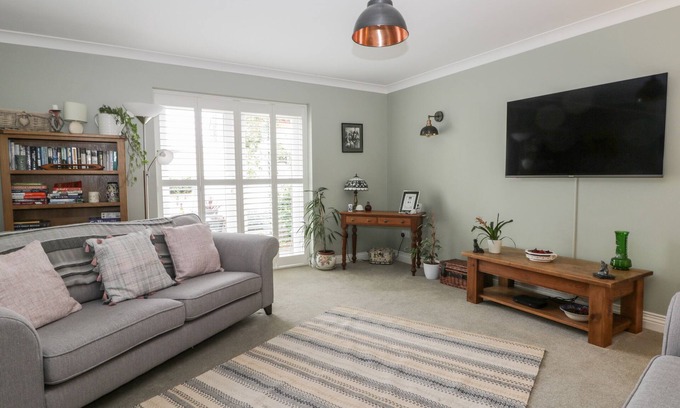 Roos Cottage | Romantic Gabby's Garden Cottage with Oceanfront Views