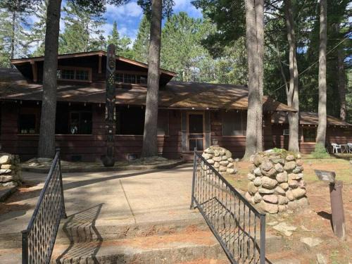 St Germain House | Cozy Gabe's Lost Resort: Family-Friendly with a Pool