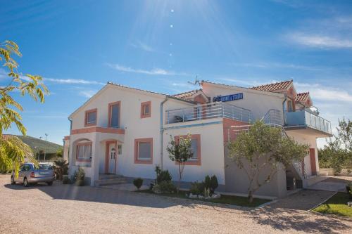 Gradina House | Child-Friendly Gabi Rooms & Studio Apartment - Top Rated Stay