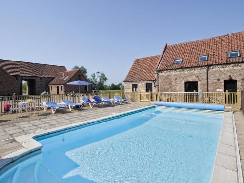 Runcton Holme House | Gable Barn: Family-Friendly Retreat with Pool & Hot Tub