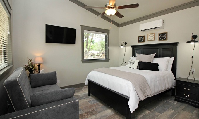 Wimberley Cottage | GAC- Blanco Suite - Modern Cabin, Minutes to Wimberley Square