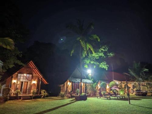 Weeraketiya Hotel | Guest-Favorite Gagees Lake View Cabana with Breakfast
