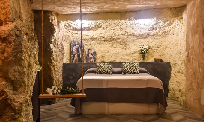 Alcala del Jucar Apartment | Pet-Friendly Comfort at Gaia Resort - Cueva las Reinas