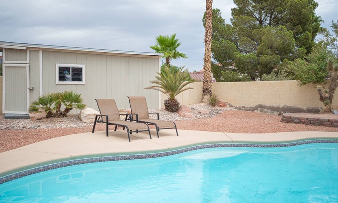 River Mountain House | Gainesborough: Pet-Friendly Retreat with Spa & Breakfast