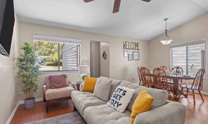 Gainesville Apartment | Pet-Friendly Gainesville Condo with Spa & Family Amenities