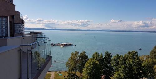 Siofok-Szabadifurdo Apartment | Discover Galérius Prémium: Oceanfront Escape with Spa