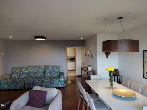 Centro Apartment | Oceanfront Retreat: Galés mar a Luz da lua Awaits You