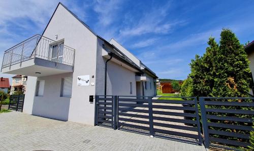 Vonyarcvashegy Apartment | Cozy Galamb Vendégház: Family-Friendly with Kitchen Access