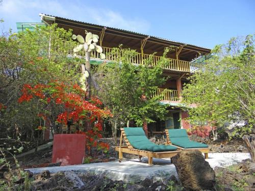 Bahia de la Academia Bed & Breakfast | Ocean View Galapagos Chalet: Family-Friendly Retreat