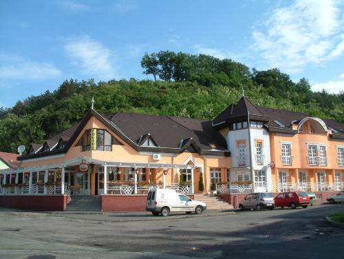 Salgotarjan Hotel | Cozy Galcsik Fogadó: Pet-Friendly Stay with Breakfast
