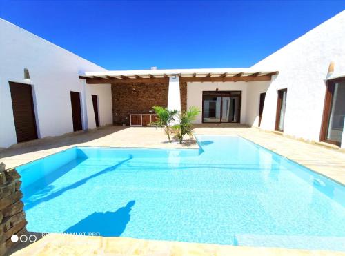 Chiclana de la Frontera Villa | Oceanfront Paradise at GALDANA - 4 Star with Pool & Views