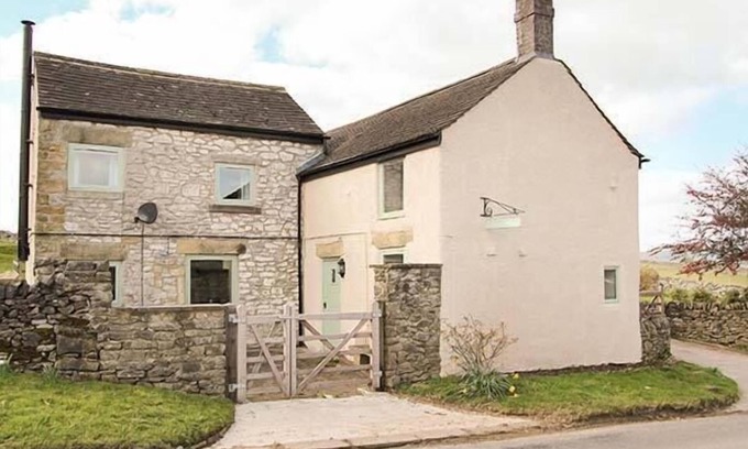 Litton Cottage | Pet-Friendly Galena Cottage: Character Retreat in Tideswell