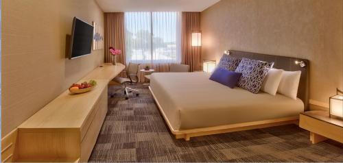 Irapuato Hotel | Unwind at Galeria Plaza Irapuato: Pool, Spa & Ocean Views