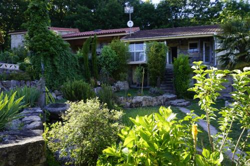 Loureiro Apartment | Pet-Friendly Galician Retreat: Family-Approved Getaway