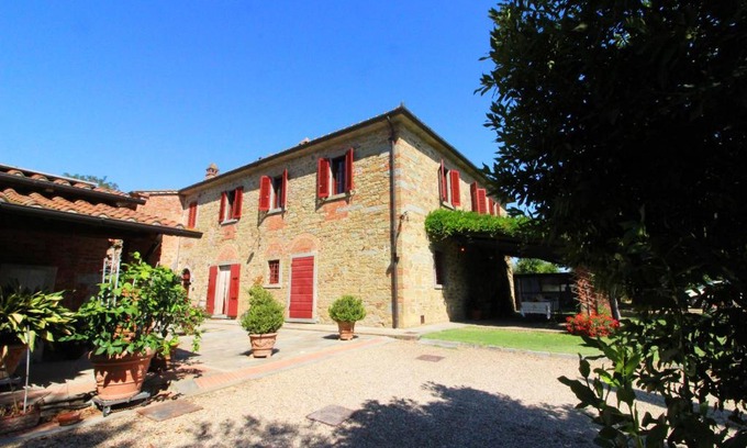 Le Piazze Villa | Elegant Galleria di Brolio with Oceanfront Pool & Dining