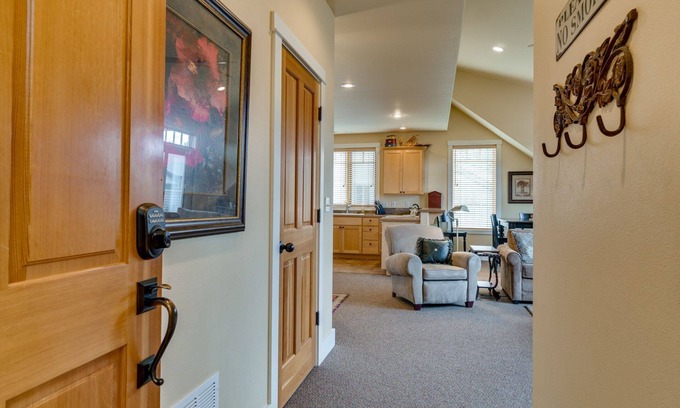 Sisters Condo | Cozy Downtown Retreat with Lake View & Spa Amenities