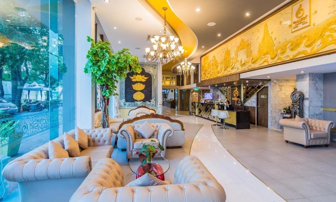 Sisaket Hotel | Stylish Gallery Design Hotel with Pool and Hot Tub Access