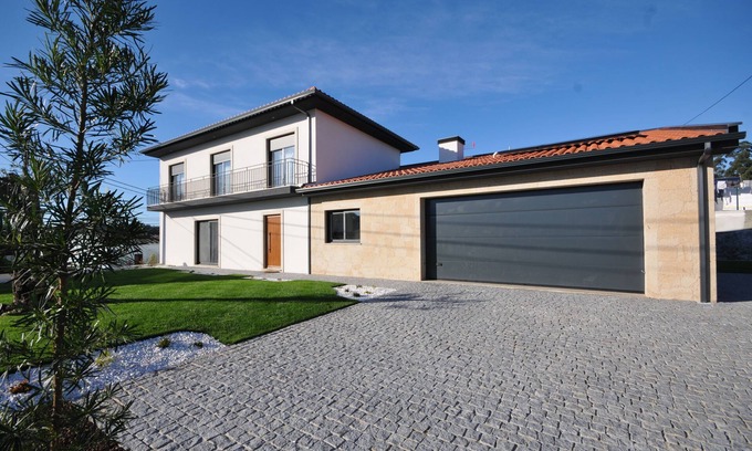 Barcelos House | Gallo's House: Premier Retreat with Ocean Views & Spa