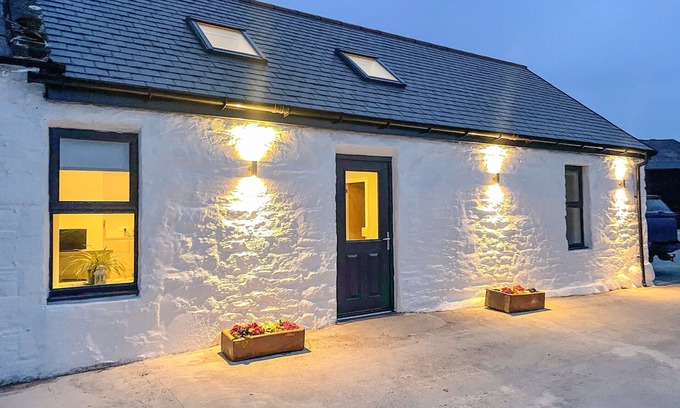 Newton Stewart Cottage | Cozy 2-Bedroom Accommodation with Oceanfront Views
