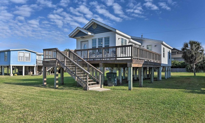 Galveston Cottage | Beachside Galveston Cottage with Deck & Ocean View