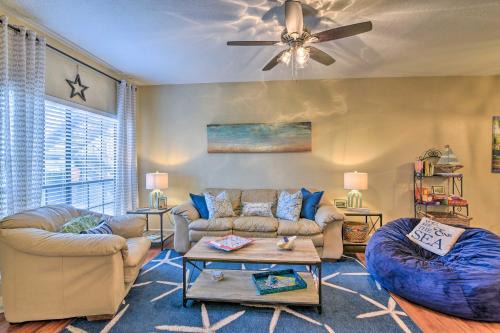 Galveston Apartment | Cozy Galveston Condo with Pool, Steps from the Beach