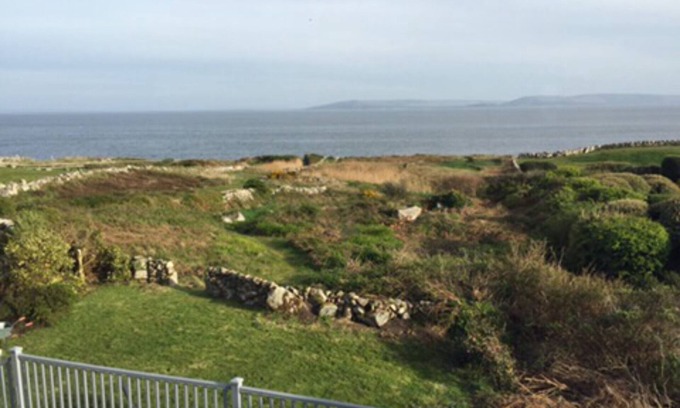 Galway House | Oceanfront 4-Bedroom Retreat in Barna, Ideal for Pets