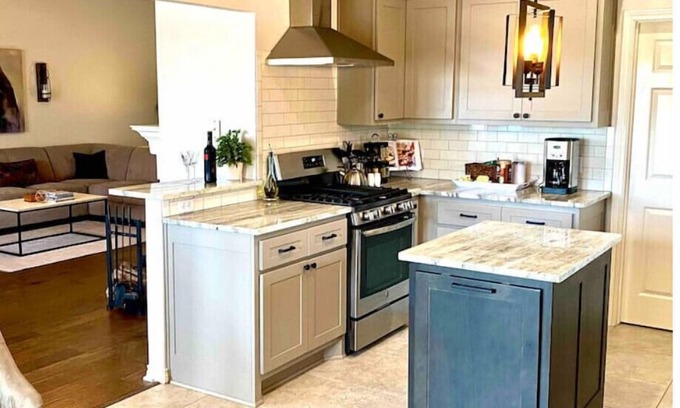 Glenhaven House | Game Day Retreat: 75" TV, Pet-Friendly & Near TAMU