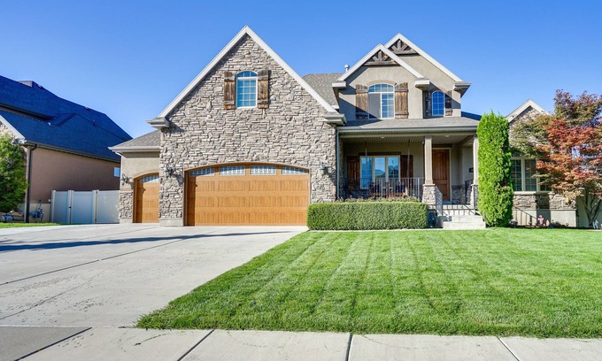 Kaysville House | Inviting Great Salt Lake House: Mountain Views & Spa Amenities