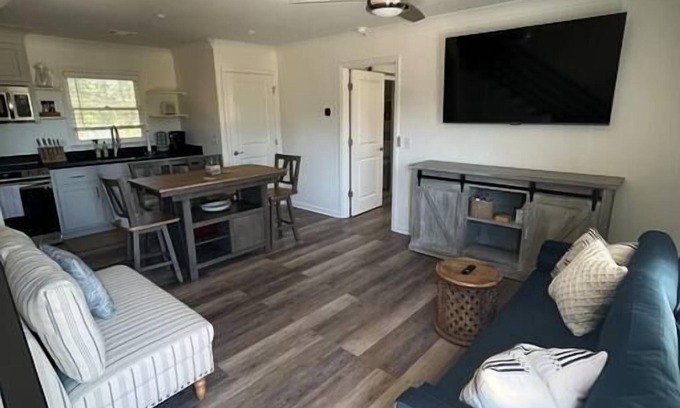 Auburn Condo | Gameday Comfort: Family-Friendly Retreat Near Stadiums
