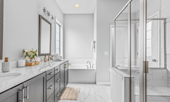 Gunter Afs House | GameDay Fun ' Grill ' 1GB Wi-Fi ' Arcade ' Parking ' Towel Warmer ' 2 Car Garage