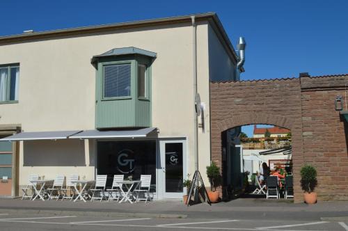 Borgholm House | Charming Gamla Televerket B&B with Breakfast & Family Amenities