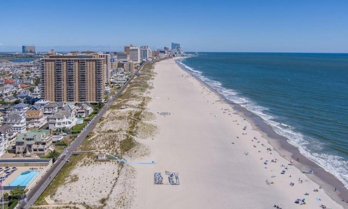 Ventnor City House | Ideal Gammys Beach Getaway for 20, Steps from the Shore
