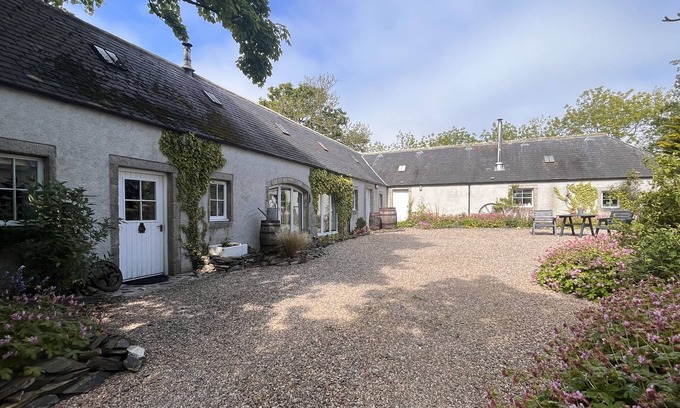 Banff Cottage | GAMRIE LODGE: Tranquil Retreat Near the Ocean with Pool