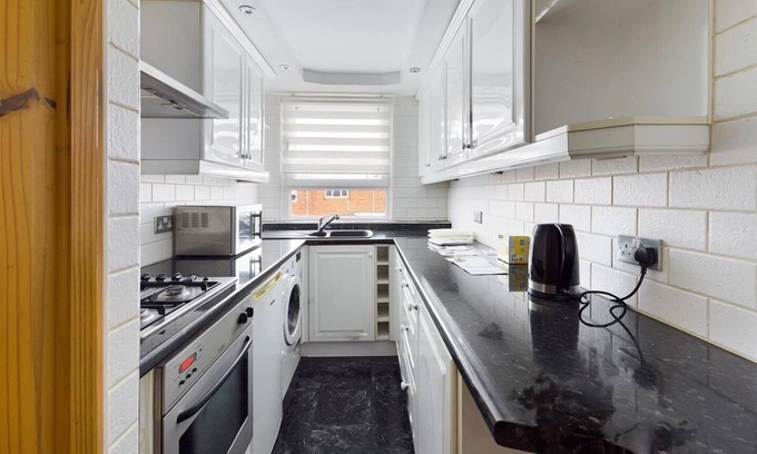 Harlow Apartment | Cozy Gana 1 Bedroom Apartment with Kitchen & Child-Friendly Space