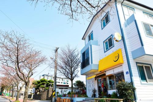 Downtown House | Eco-Friendly Ganderak Guesthouse with Hot Tub & Breakfast