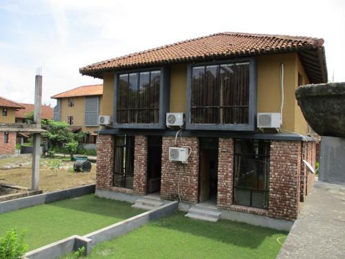 Roychak Apartment | Inviting Ganga Kutir Oak Villa in Raichak with Breakfast