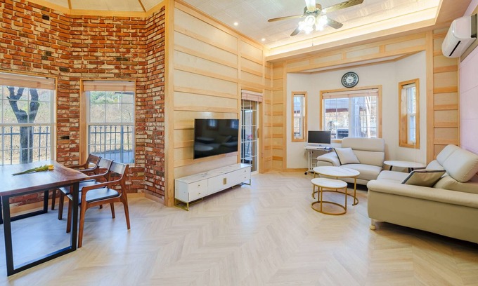 Buk House | Gapyeong Mungkeul House Pension