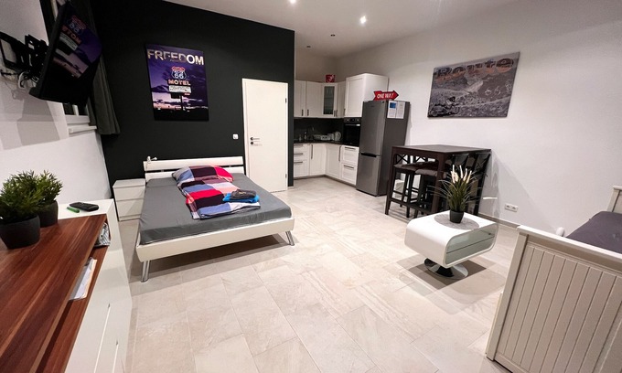 Itzehoe Apartment | Central Garage 1 Bedroom Apartment with Free Parking