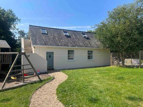 Newtownards Apartment | Cozy Garage Loft Conversion in Killinchy with Fireplace